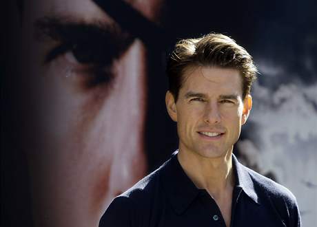 Takhle spokojen se usmíval Tom Cruise na premiée filmu Valkýra. Jak se asi tváil, kdy v Rakousku na smetiti nali scéná s jeh letenkou.