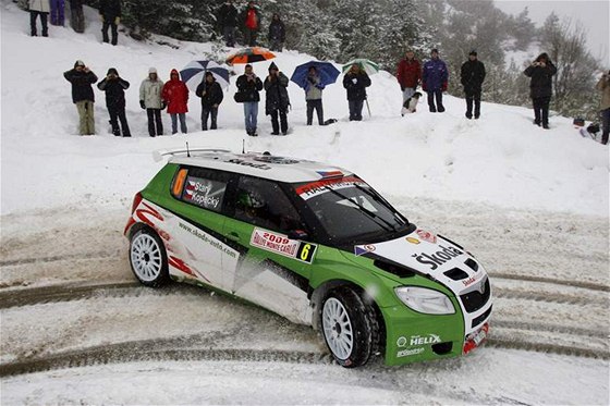 eský pilot Jan Kopecký v Rallye Monte Carlo a jeho spolujezdec Petr Starý s novým závodním speciálem koda Fabia S2000.