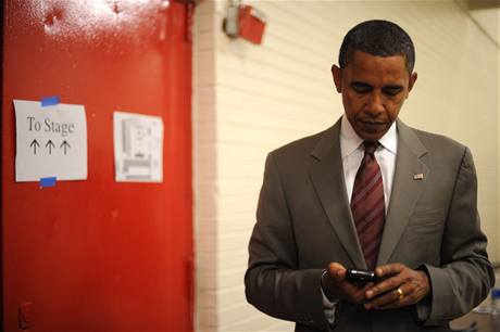 Barack Obama se svm BlackBerry