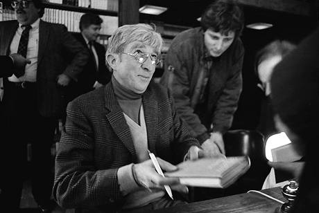 John Updike v Praze. Autogramida pi nvtv Prahy, duben 1986; Knihkupectv brat apk.