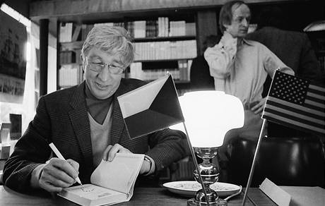 John Updike v Praze. Autogramida pi nvtv Prahy, duben 1986; Knihkupectv brat apk.