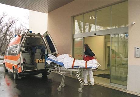 Desetiletá dívka leí na jednotce intenzivní pée v Thomayerov nemocnici v Praze - ilustraní foto