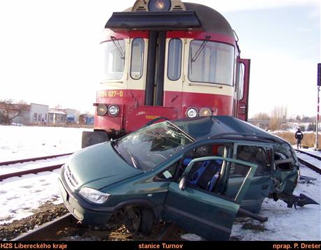 Stet Opelu Zafira s vlakem v Povicch (26.1.2009)