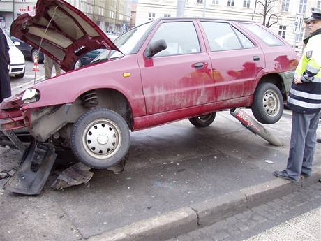 Auto na Vídeské ulici v brn perazilo semafor a zranilo chodce