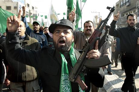 Policista Hamasu bhem prohamasovsk demonstrace v mst Gaza (20. leden 2009)
