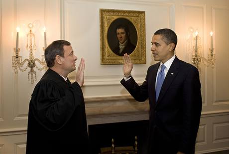 Prezident Barack Obama opakuje prezidentský slib kvli peeknutí na úterní inauguraci. (21. leden 2009)