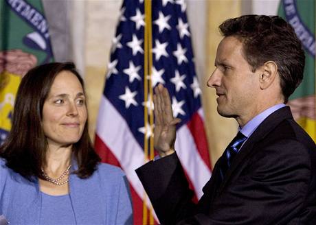 Timothy Geithner s enou Carole pi písaze po zvolení americkým ministrem financí. (26. leden 2009)