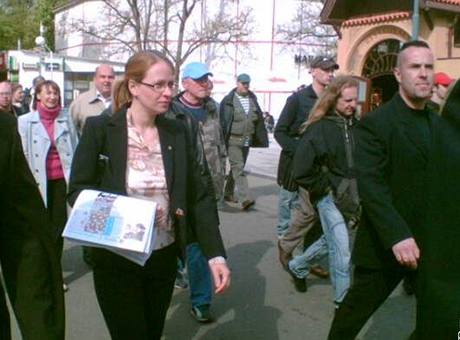 Pedsedkyn Národní strany Petra Edelmannová s bodyguardy na prvomájové akci komunist na praském Výstaviti. (1. kvtna 2008)