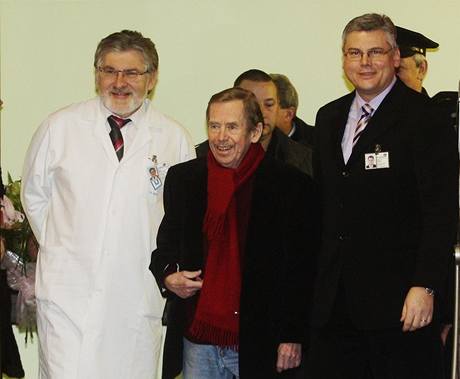 Vclav Havel pi opoutn motolsk nemocnice (29. ledna 2009)