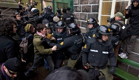 Za budovou parlamentu v Reykjavíku se stetli demonstranti s policisty (21. ledna 2009)