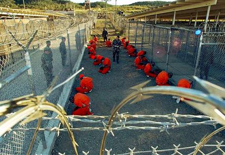Americká základna Guantánamo na Kub. Kahtáního prý k piznání donutili muením a poniováním.