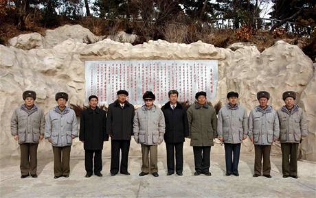 Kim ong-il (pt z leva) pi focen se severokorejskmi ednky.