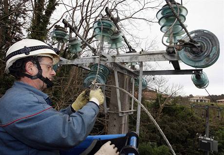 Francouzt elektriki opravy tce ponien st nezvldaj, pomhaj jim kolegov z Velk Britnie, Nmecka a Portugalska.