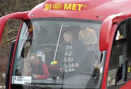 Miroslav Blaev vychází z autobusu s unesenými cestujícími. Krátce poté se vzdal policii.