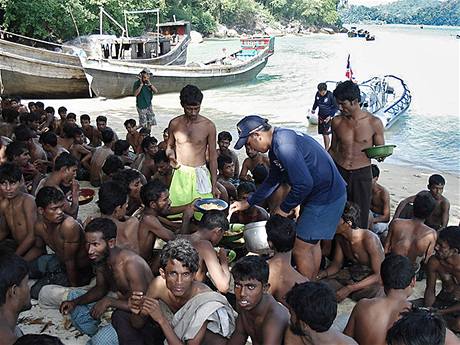 Barmtí uprchlíci krátce po zadrení thajskou pohraniní stráí.
