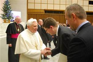 Spolu s darem pivezl ministr do Vatikánu i dopis od pedsedy vlády Mirka Topolánka.