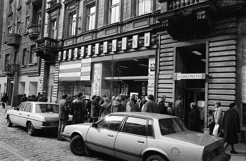 John Updike v Praze. Autogramiáda pi návtv Prahy, duben 1986. Fronta ped Knihkupectvím bratí apk. 