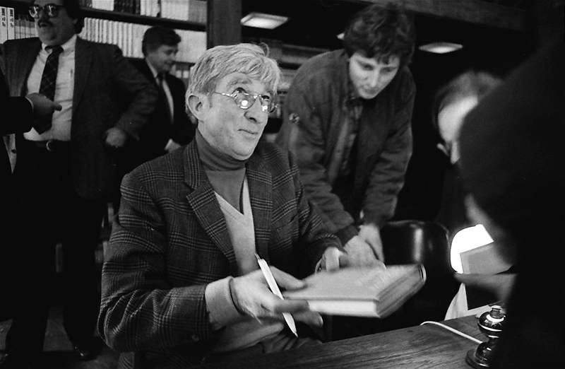 John Updike v Praze. Autogramiáda pi návtv Prahy, duben 1986; Knihkupectví bratí apk.