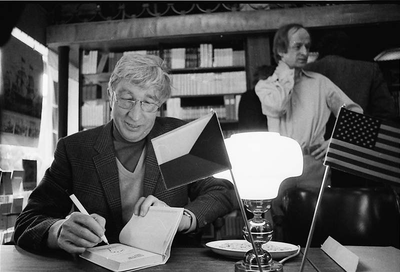 John Updike v Praze. Autogramiáda pi návtv Prahy, duben 1986; Knihkupectví bratí apk.