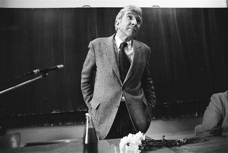John Updike v Praze. Spisovatel proslovil pednáku na Filozofické fakult UK; duben 1986.