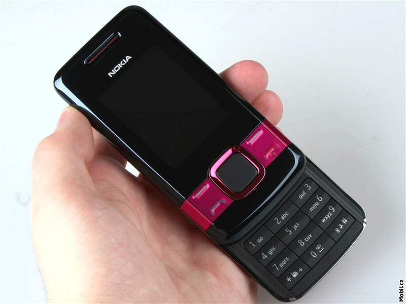 Nokia 7100 Supernova si po stránce vzhledu rozhodn zaslouí vaí pozornost.