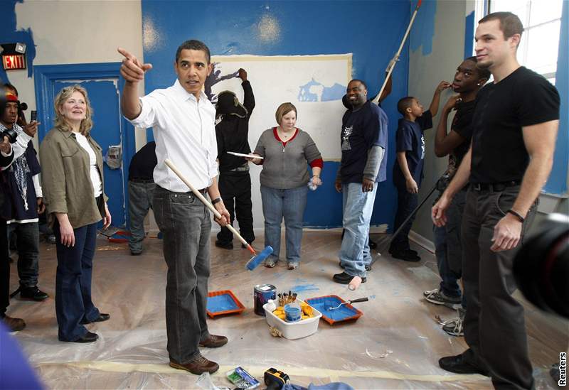 Barack Obama pracuje v útulku pro mladé bezdomovce Sasha Bruce House ve Washingtonu (19. leden 2009)