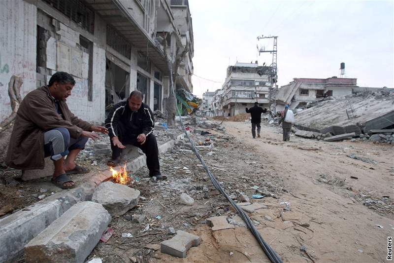 Palestinci v pásmu Gazy se zahívají na míst, kde stávaly jejich domy.  (20. leden 2009)