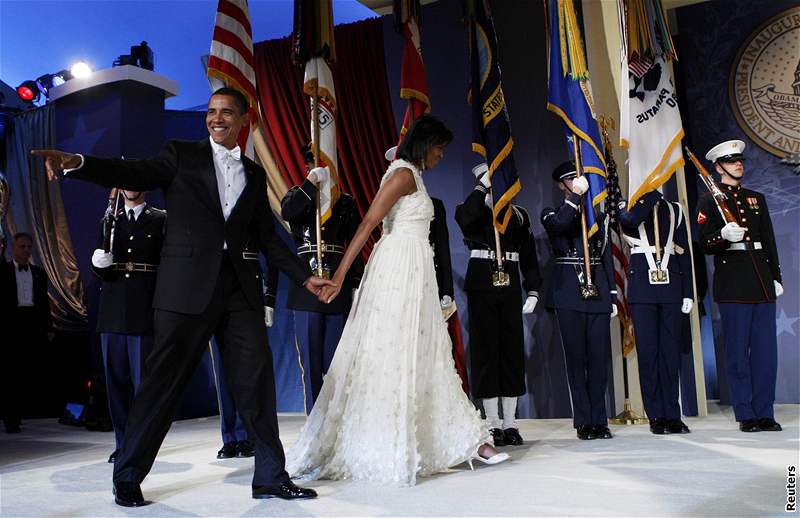 Prezident Barack Obama a první dáma Michelle taní na inauguraním bále mladých ve Washingtonu.