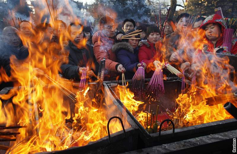 íané v tradiních krojích oslavovali píchod roku Buvola.