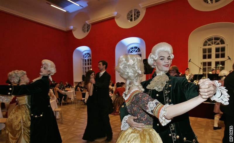 Reduta hostila ples v Mozartovském duchu