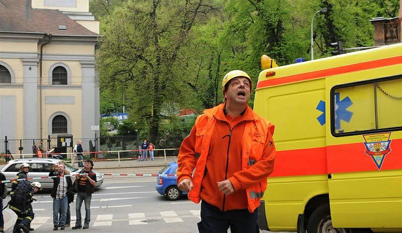 Uitelka Helena (Kamila Magálová) se v komedii Líbá jako Bh zamiluje do lékae Frantika (Oldich Kaiser).