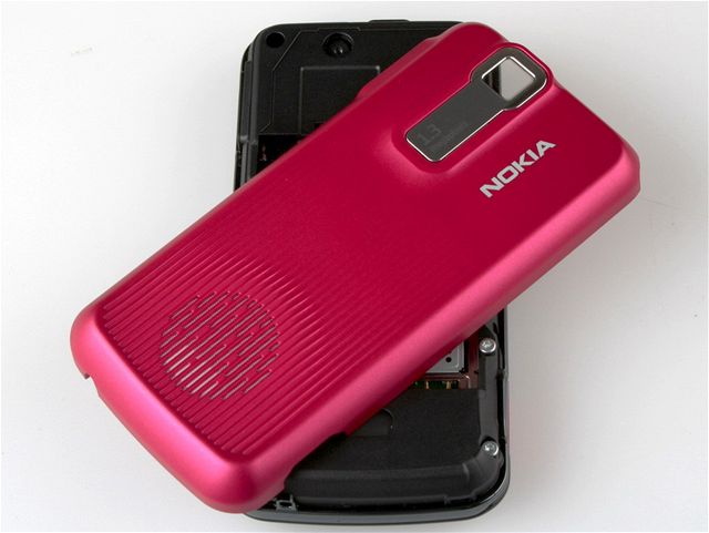 Nokia 7100 Supernova si po stránce vzhledu rozhodn zaslouí vaí pozornost.