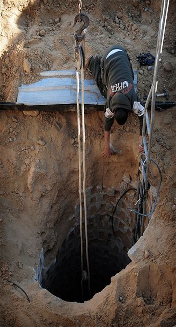 Palestinec opravuje paerck tunel