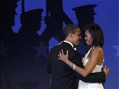 Prezident Barack Obama s prvn dmou Michelle na jednom z inauguranch bl ve Washingtonu.