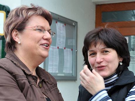 Dana Kuchtová (vlevo) a Olga Zubová na setkání v Pardubicích, kde kritici vedení Strany zelených zaloili frakci Demokratická výzva (31. ledna 2009)