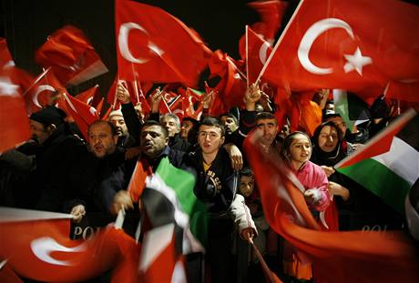 Turci vítají premiéra Erdogana po píletu z Davosu, kde se pohádal s izraelským prezidentem Peresem (30. ledna 2009)