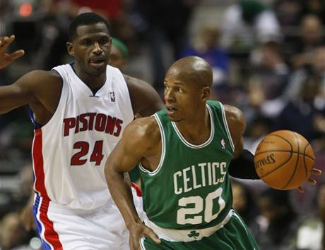 Detroit - Boston: Ray Allen z Bostonu (vpravo) uniká obran Antonia McDyesse