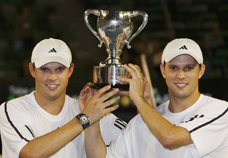 Brati Bob (vlevo) a Mike Bryanovi s trefej pro vtze tyhry na Australian Open 2009