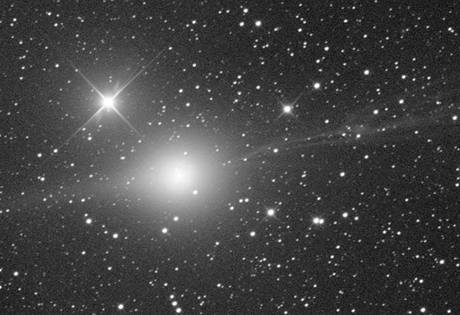 Kometa Lulin na snímku Paula Mortfielda s desetiminutovou expozicí