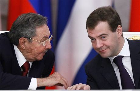 Ruský prezident Dmitrij Medvedv (vlevo) s Raúlem Castrem.