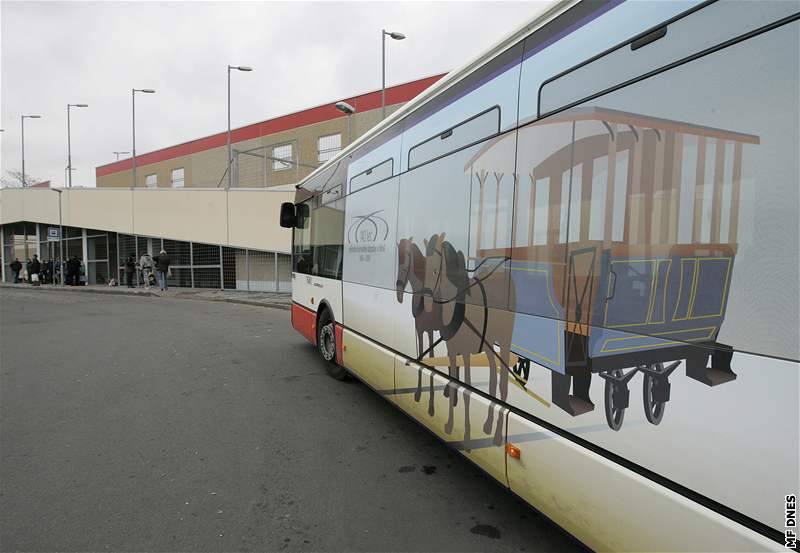 K výroí Dopravního podniku v Brn jezdí polepený autobus .78 