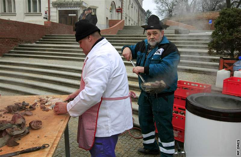 Zabíjaka na námstí ve Slavkov u Brna se tila zájmu místních. Tradiní pochoutky byly zdarma