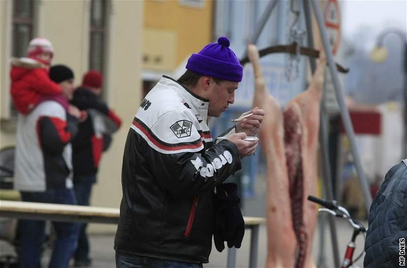 Zabíjaka na námstí ve Slavkov u Brna se tila zájmu místních. Tradiní pochoutky byly zdarma