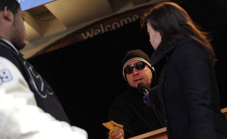 Záhadný dobroninec rozdává v centru New Yorku padesátidolarovky (4. února 2009)
