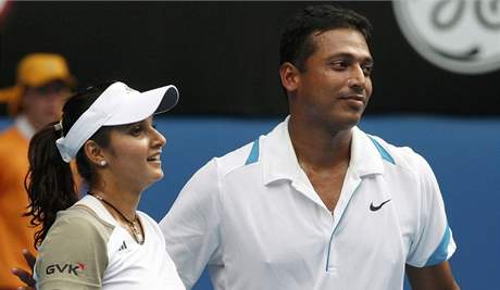 Indick dvojice Sania Mirzaov, Mahesh Bhupat po zisku titulu ve smen tyhe na Australian Open 2009
