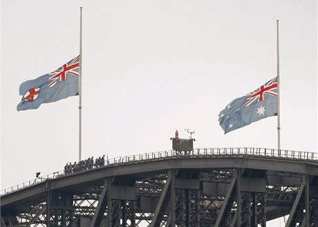 Na Sydney Harbour Bridge vis vlajky kvli obtem por na pl erdi. (9. nor 2009)