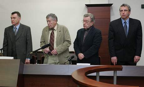Vynesení rozsudku nad leny Agroplastu Petrem Pernikou (vlevo) a Zbykem vejnohou (vpravo)