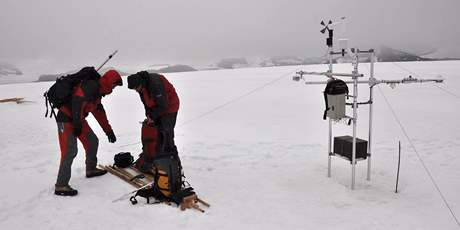 Kamil Láska a Daniel Nývlt po dokonení instalace meteorologické stanice na vrcholu ledovce Davis Dome