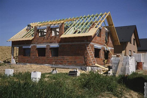 Stavební boom skonil a to se projevilo na cenách materiál, postavit si bydlení je tak levnjí ne loni.