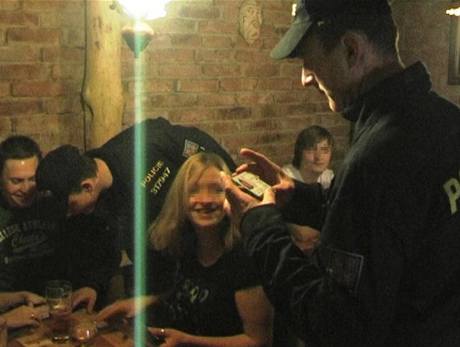Pi kontrolách v barech a diskotékách objevili policisté z Frýdku-Místku 16 opilých dtí. (1. února 2009)